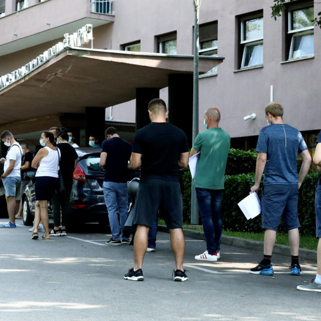 Građani se testiraju na koronavirus u Nastavnom zavodu za javno zdravstvo dr. Andrija Štampar

 