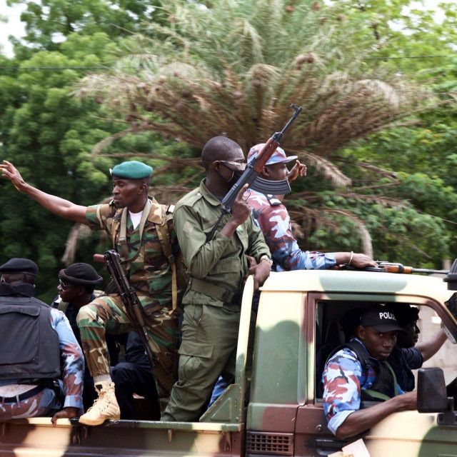 Vojnici se voze kroz Bamako