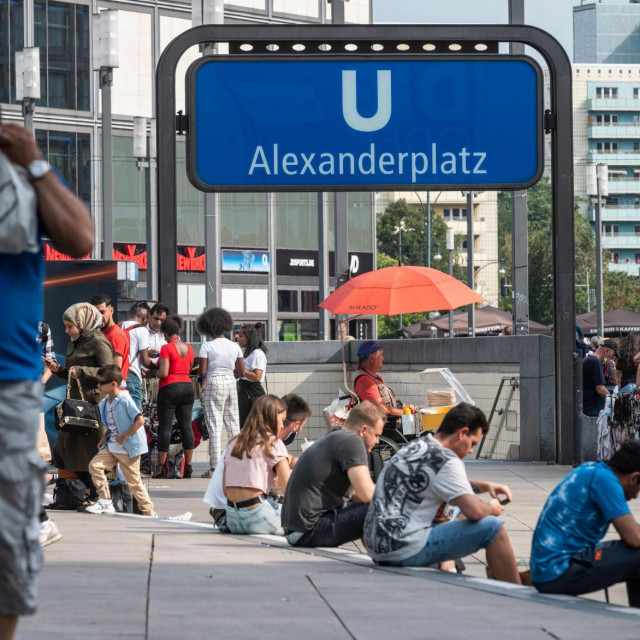 Crowds gather in Berlin's central shopping district of Alexanderplatz on August 14, 2020, amid a Coronavirus COVID-19 pandemic. - With Covid-19 cases surging in Germany as many residents return from holidays abroad, authorities are declaring nearly all of Spain, including the tourist island of Mallorca, a coronavirus risk region. (Photo by John MACDOUGALL/AFP)