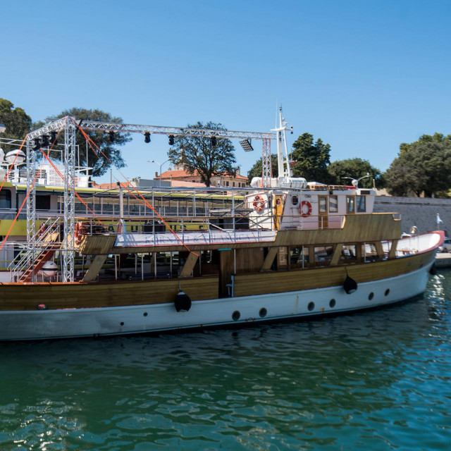 Turistički brod 'Arbiana' na palubi ima pozornicu za ples