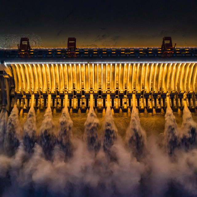 Otpuštanje vode iz akumulacijskoj jezera hidroelektrane Tri klanca