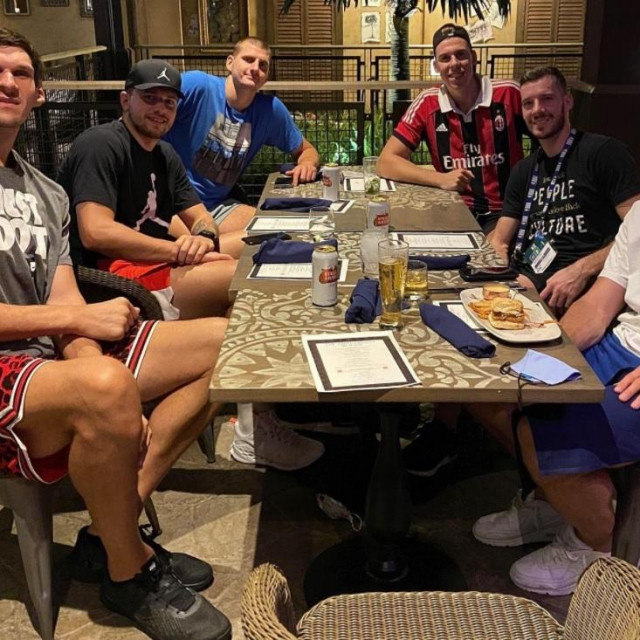 Slijeva: Boban Marjanović, Luka Dončić, Nikola Jokić, Vlatko Čančar, Goran Dragić, Nikola Vučević