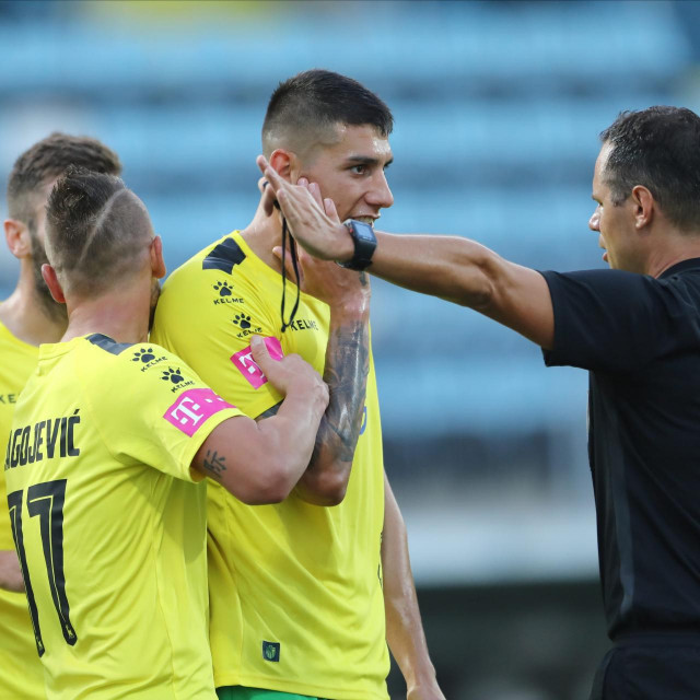 Fran Jović okružen nezadovoljnim igračima Istre