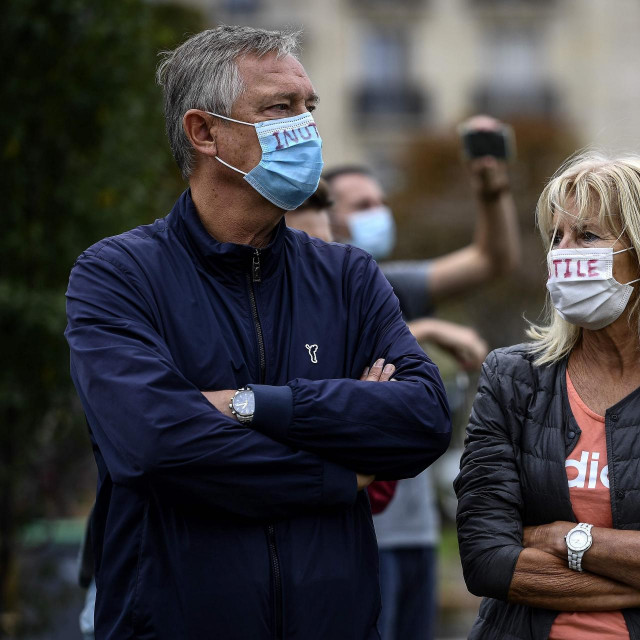 Prosvjed protiv obaveznog nošenja maski u Parizu. Prosvjednicima na maskama piše ”beskorisno”.