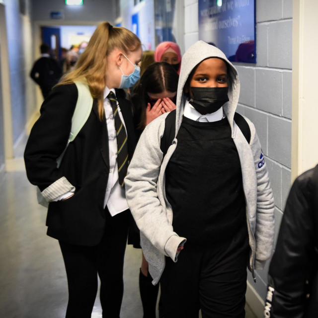 Učenici srednjih škola u Škotskoj moraju nositi zaštitne maske kako bi se smanjila mogućnost širenja zaraze koronavirusom