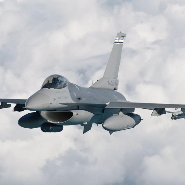 Borbeni avion F-16 u letu, ilustracija
