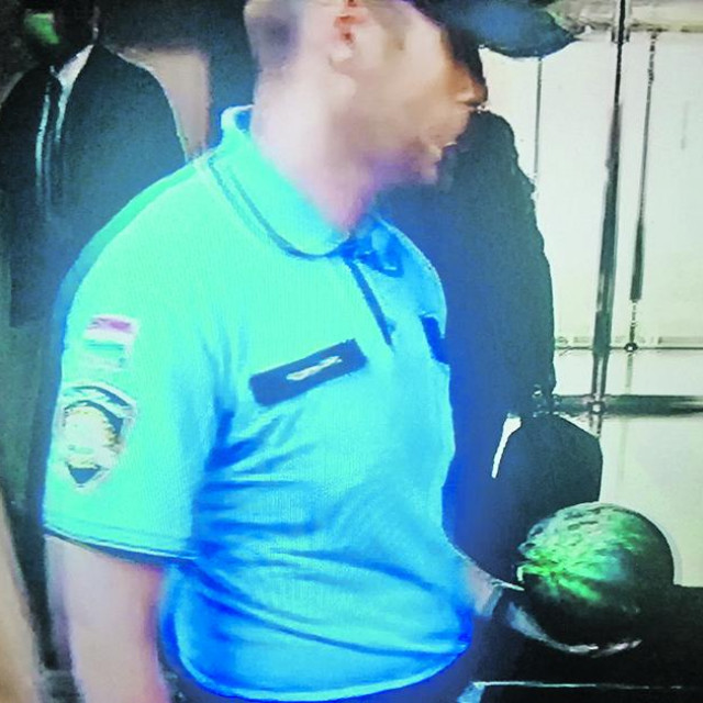 Policajac Berošu nosi lubenicu