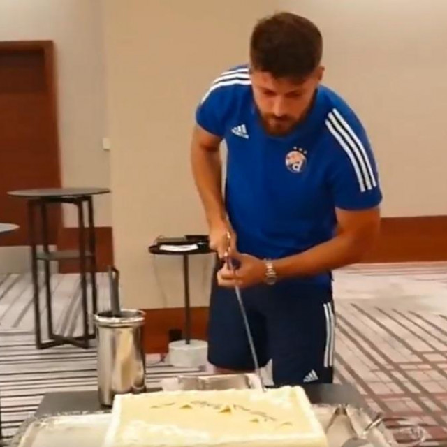 Bruno Petković reže tortu