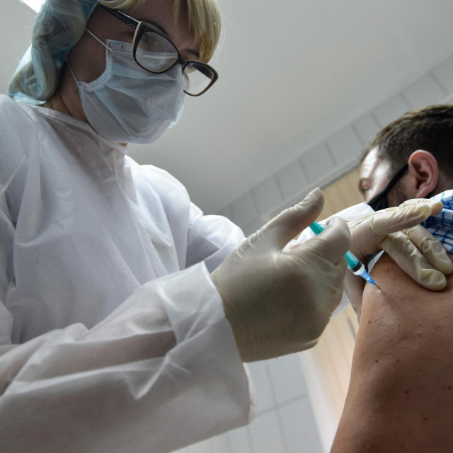 Volnoter Ilja Dubrovin prima dozu cjepiva protiv koronavirusa Sputnik V