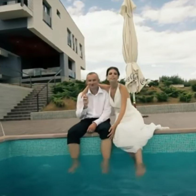 Vinko Grgić sa suprugom kod bazena svoje vile