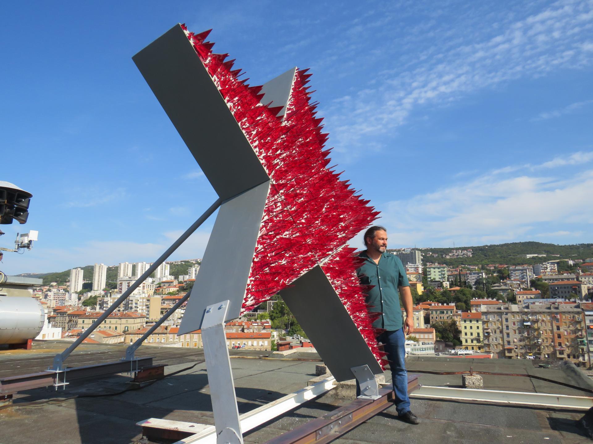 Jutarnji list - Ogromna crvena petokraka postavljena na neboder u Rijeci:  &#39;Ovo je samoobrambeni spomenik&#39;