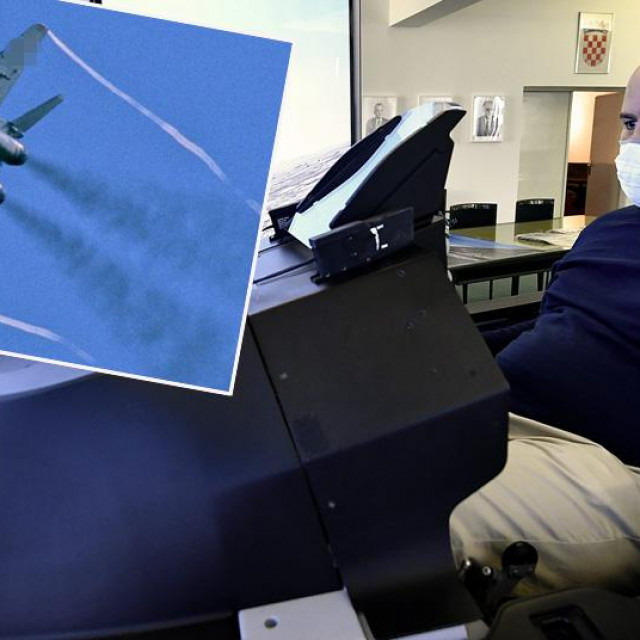 Novinar Ilija Matanović isprobava simulator za F-16, lijevo ilustracija MiG-a 29