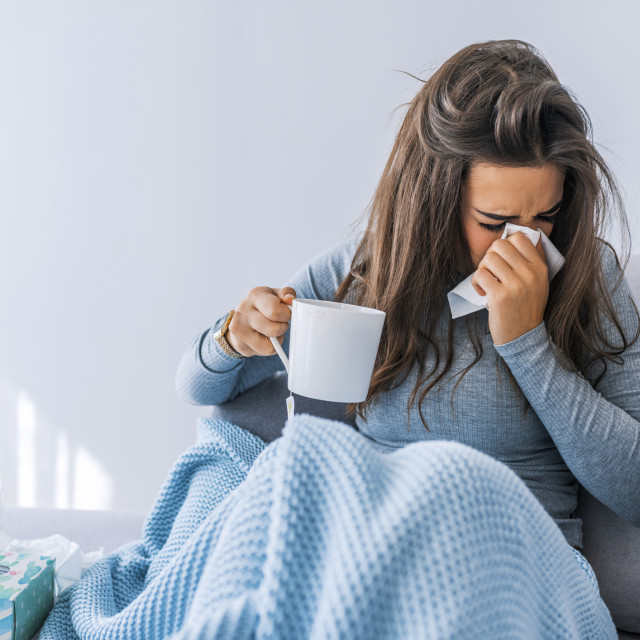 Liječenje gripe podrazumijeva boravak kod kuće kako ne biste širili zarazu, zatim mirovanje i najvažnije: unos puno tekućine
