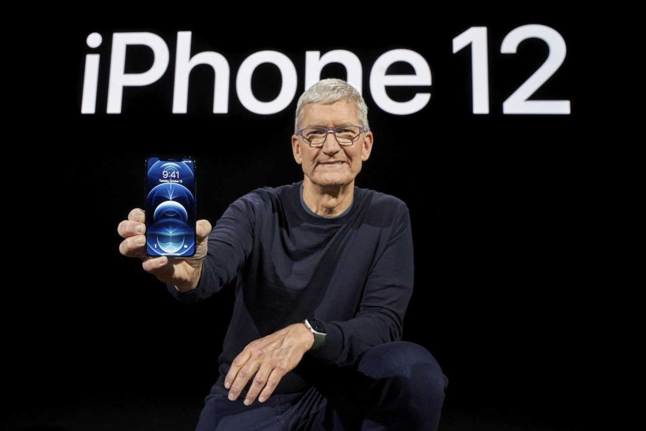 Tim Cook drži novi iPhone 12