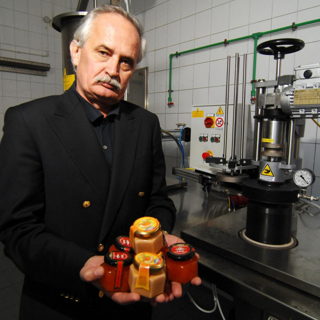 Josip Leko, vlasnik ribnjaka s ikrom u rukama ispred stroja za punjenje bočica ikrom