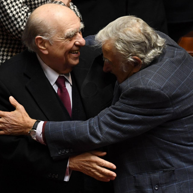 Zagrljaj dvojice bivših predsjednika - Juliija Sanguinettija i Josea Mujice
