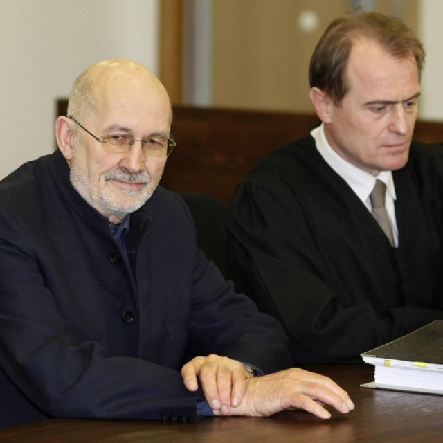 Horst Mahler (lijevo) u društvu odvjetnika