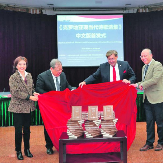 Na promociji antologije u Pekingu bio je i hrvatski veleposlanik Dario Mihelin