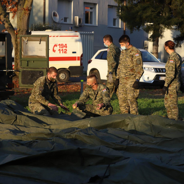 Hrvatska vojska postavlja šatore ispred Opće bolnice Varaždin