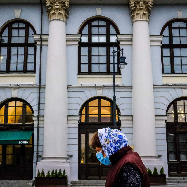 Žena nosi masku u Moskvi