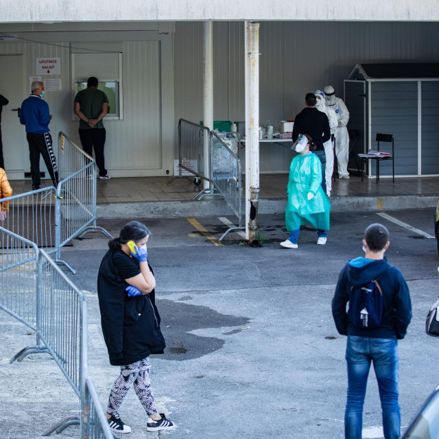 Građani se testiraju na koronavirus u KBC Rijeka
 