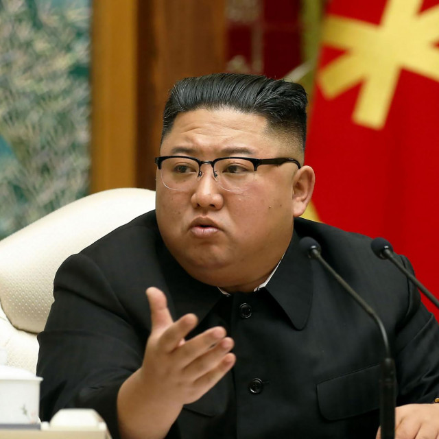 Kim Jong Un na sastanku politbiroa