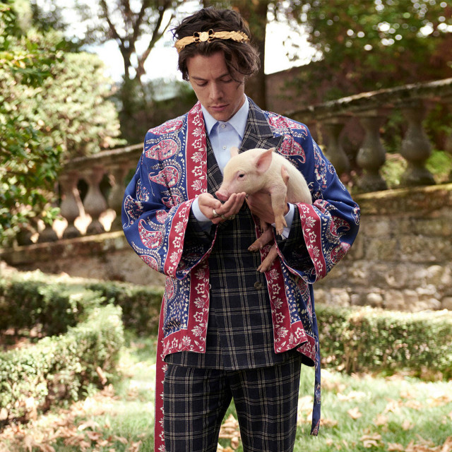 Harry styles pose pour la nouvelle collection de Gucci ŕ Rome Harry Styles and Gucci have headed to Italy for the latest tailoring campaign. Similarly to the first campaign, the new images also show Styles with a number of different animals. The Cruise 2019 campaign, shot once again by Glen Luchford, is set in the Mannerist, Renaissance gardens of Villa Lante north of Rome.,Image: 387540909, License: Rights-managed, Restrictions:, Model Release: no, Credit line: Gucci via Bestimage/Bestimage/Profimedia