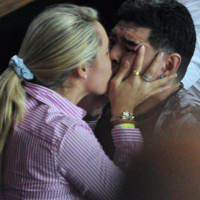 Maradona i Rocio poljupcem proslavili pobjedu argentiskog tenisača u Zagrebu
