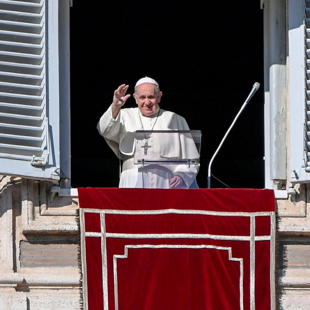 Pope Francis waves to worshippers as he arrives to deliver his weekly Angelus prayer on November 22, 2020 from the window of the apostolic palace overlooking St. Peter's Square in The Vatican. (Photo by Vincenzo PINTO/AFP)