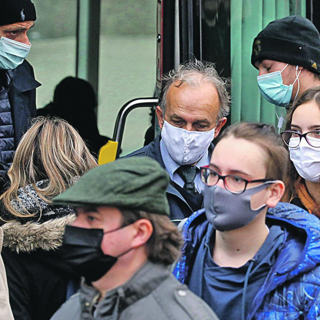 Građani nose zaštitne maske (Ilustracija)