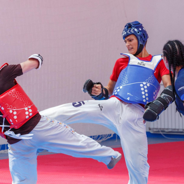 Split, 310720.
Zajednicke pripreme taekwondo reprezentacija Hrvatske i Velike Britanije odrzavaju se u dvorani OS Lokve Gripe.
Na fotografiji: Toni Kanaet (plava kaciga) i Bradly Sinden.