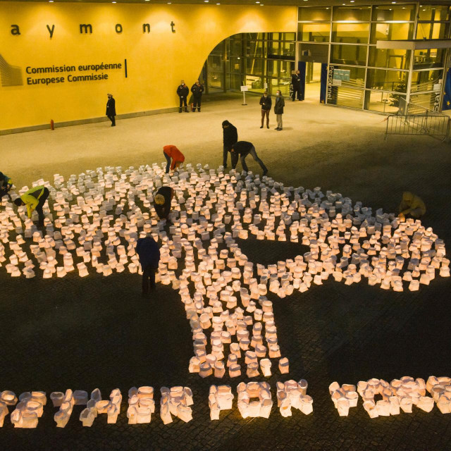 Tlo ispred zgrade Europske komisije bilo je ukrašeno s 1.193 svjetiljki od kojih svaka predstavlja 1.000 ljudi koji su potpisali peticiju