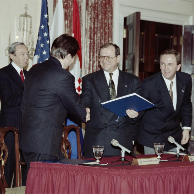 Haris Silajdžić i Mate Granić u društvu Krešimira Zubaka i Warrena Christophera tijekom potpisivanja Washingtonskog sporazuma 1994. godine