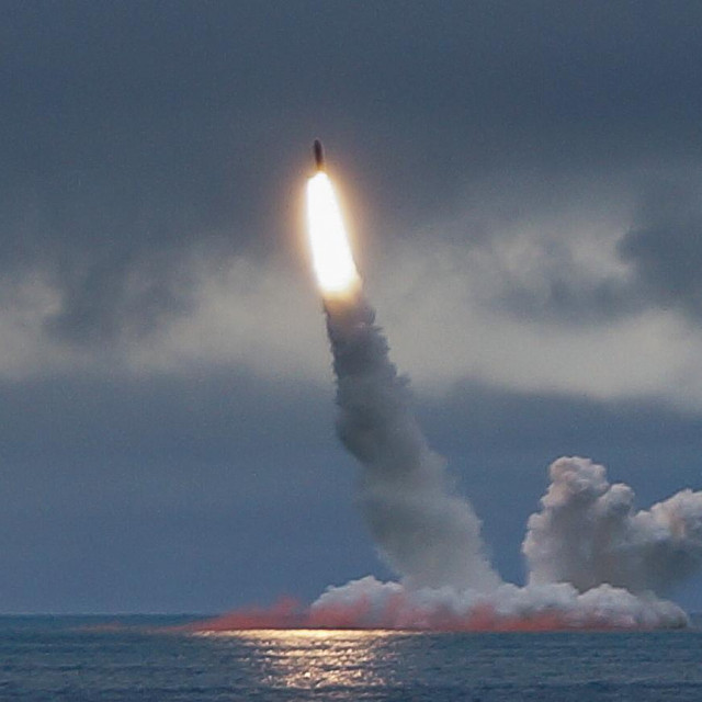Ruska nuklearna podmornica Juri Dolgoruky ispaljuje balistički projektil Bulava