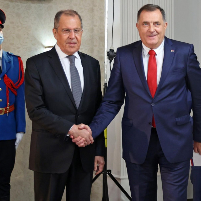 Jutarnji list - Lavrov vraća 'ukradenu ikonu' koju mu je poklonio Dodik, u slučaj se uključuje i Interpol!