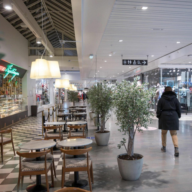 Prazan kafić u trgovačkom centru Granbystaden shopping u Uppsali