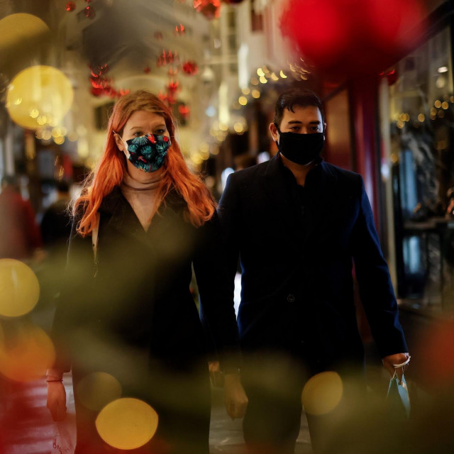 Građani Londona obavljaju božićnu kupovinu uoči novog lockdowna