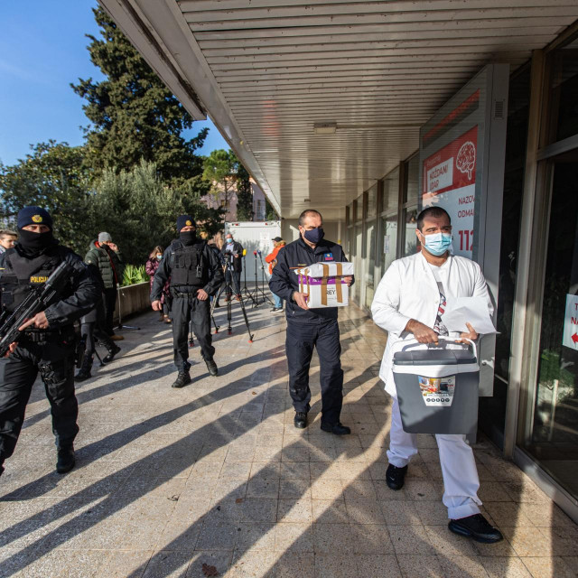 Dolazak prvih doza cjepiva protiv COVIDA-19 u KBC Rijeka uz pratnju policije