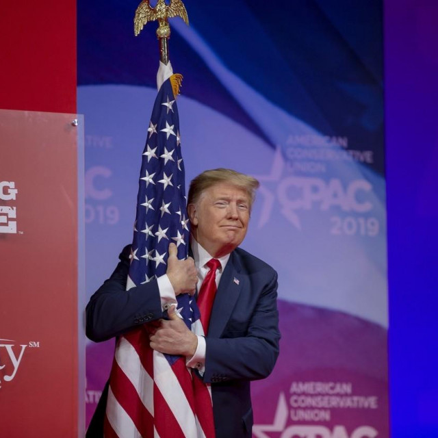 Trump grli zastavu