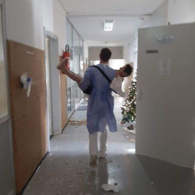 Medicinski tehničar iz bolnice u Sisku nosi pacijenta