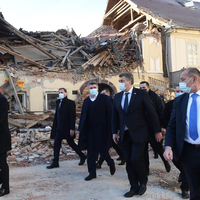 Andrej Plenković i Zoran Milanović u obilasku Petrinje nakon potresa