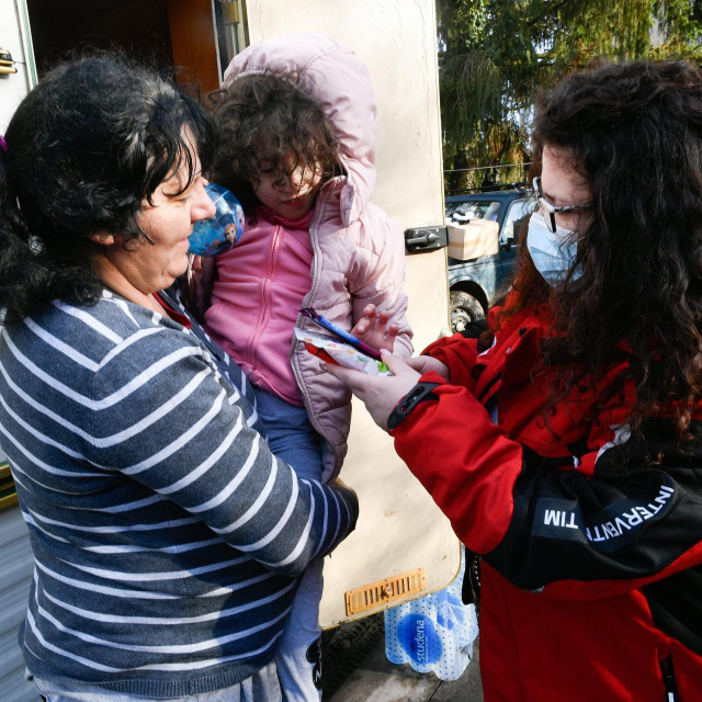 djelatnici Crvenog križa daruju djeci obitelji Arbutina poklone