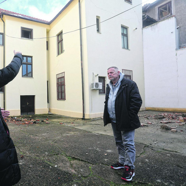 Kuća u centru Siska, u koju se Vidović priženio, u njoj živio i odgojio djecu, nakon katastrofalnog potresa dobila je crvenu oznaku
