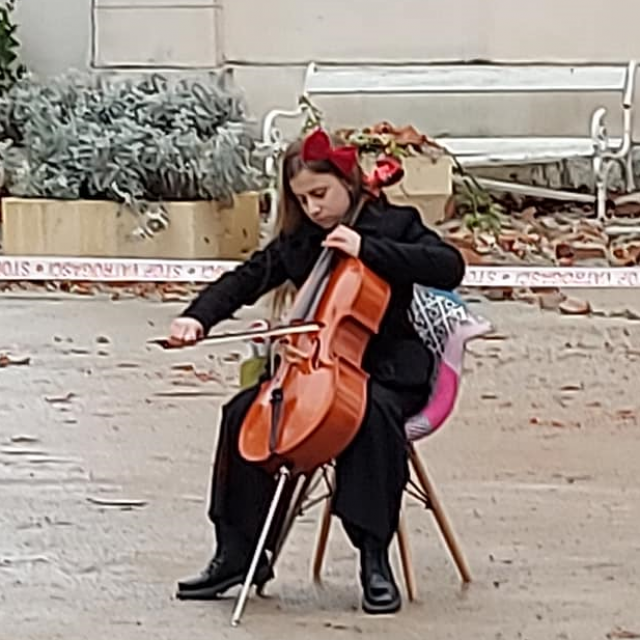 Djevojka svira violončelo ispred sisačke Glazbene škole ”Fran Lhotka”