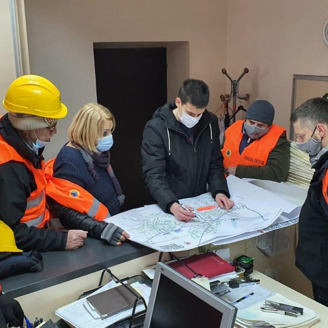 Atalić i građevinari u zgradi poglavarstva u Petrinji pripremaju prve aktivnosti na pregledima oštećenih zgrada