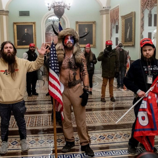 Trumpove pristaše na Capitolu, u sredini je Jake Angeli, famozni Qanon šaman