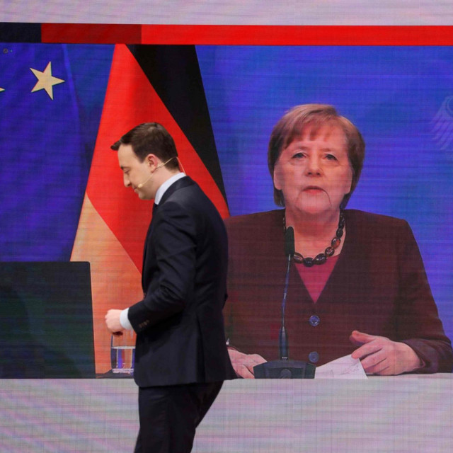 Tajnik CDU-a Paul Ziemiak prolazi pored ekrana na kojem se vidi Angela Merkel. Trideset i treći kongres Kršćansko-demokratske unije održao se online zbog pandemije koronavirusa