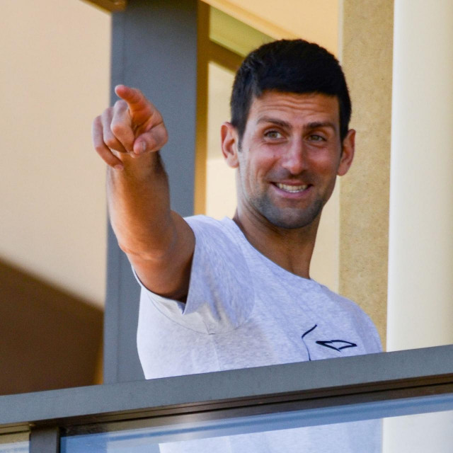 Novak Djokovic na hotelskom balkonu