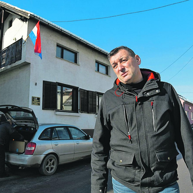 Ravnatelj Milan Orlić ispred kuće koja sada, u dogovoru s vlasnicom, služi kao upravna zgrada škole iz koje se vodi online nastava