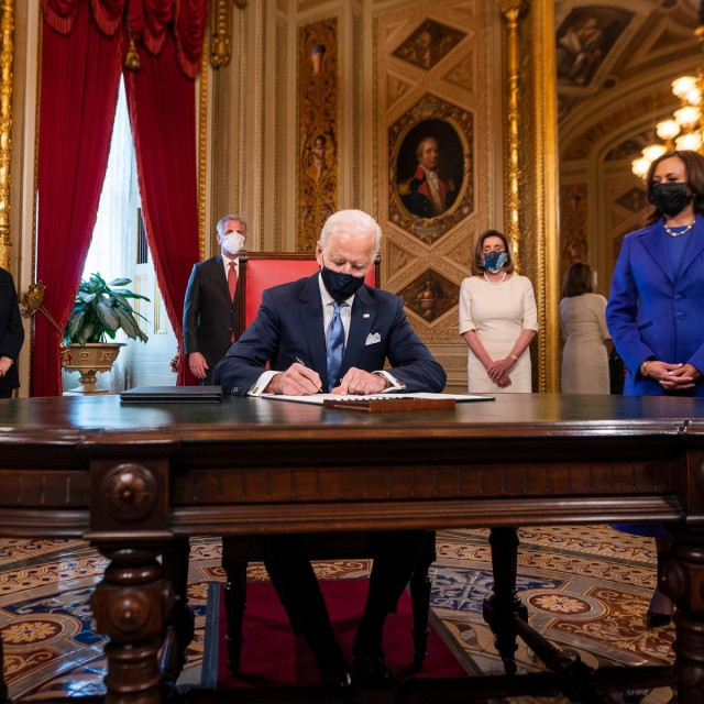 Joe Biden u Kongresu potpisuje prve dokumente kao 46. predsjednik SAD-a